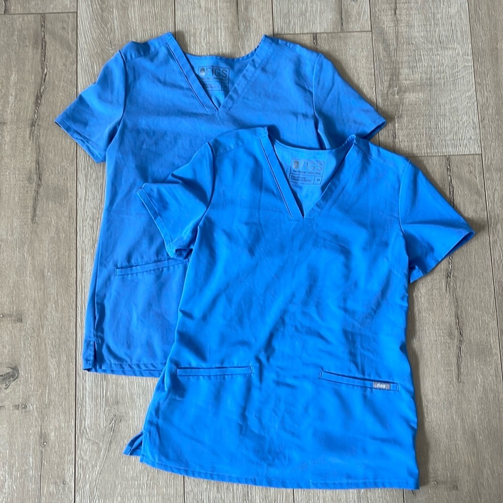 Set of 2 figs 3 pocket scrub top